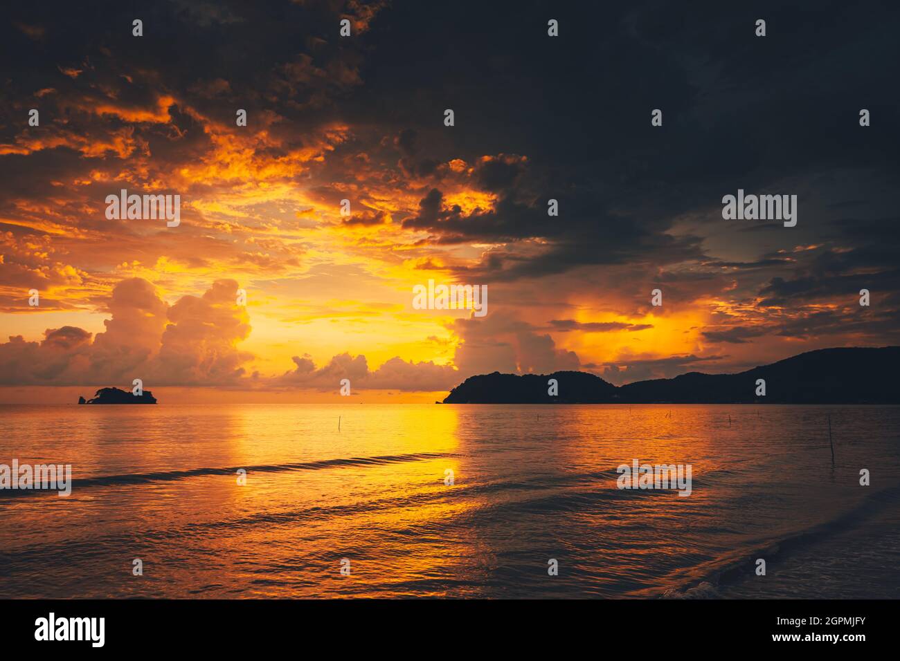 Sunrise, sunset over the beach and ocean waves on a tropical sea Stock ...