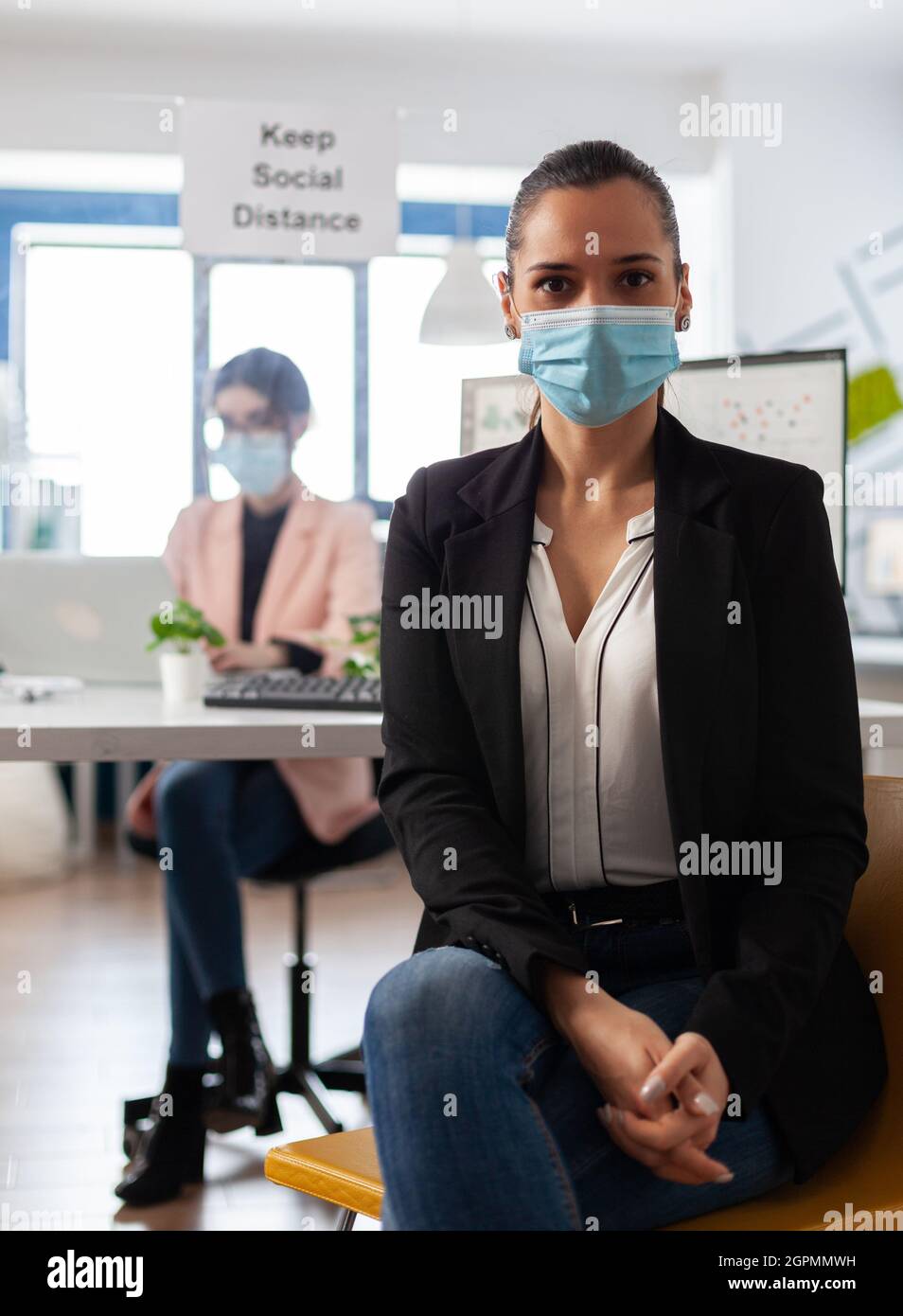 Portrait of businesswoman wearing medical face mask against coronavirus ...