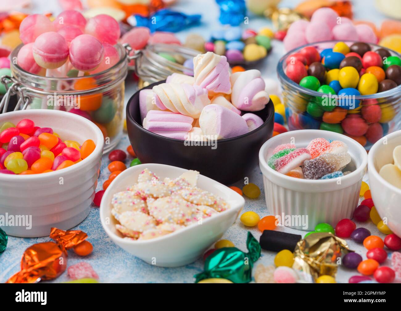 Dolce sfondo con lecca-lecca, candy e marshmallow Foto stock - Alamy
