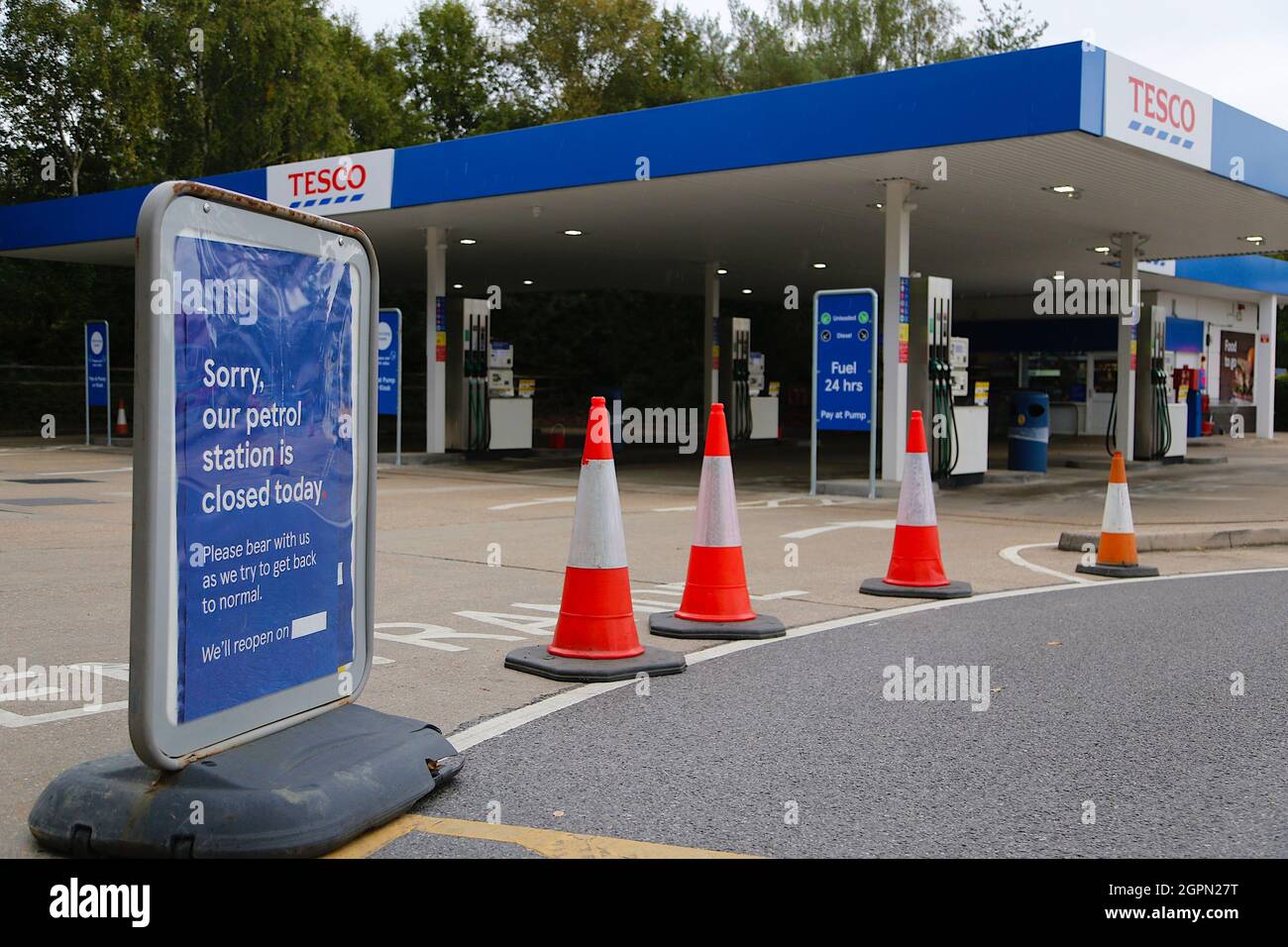 Ashford, Kent, UK. 30 September, 2021. Fuel shortages affecting petrol stations in Ashford, Kent. Closed Tesco petrol station due to shortage of fuel at the pumps. Sign with sorry our petrol station is closed today. Photo Credit: Paul Lawrenson /Alamy Live News Stock Photo