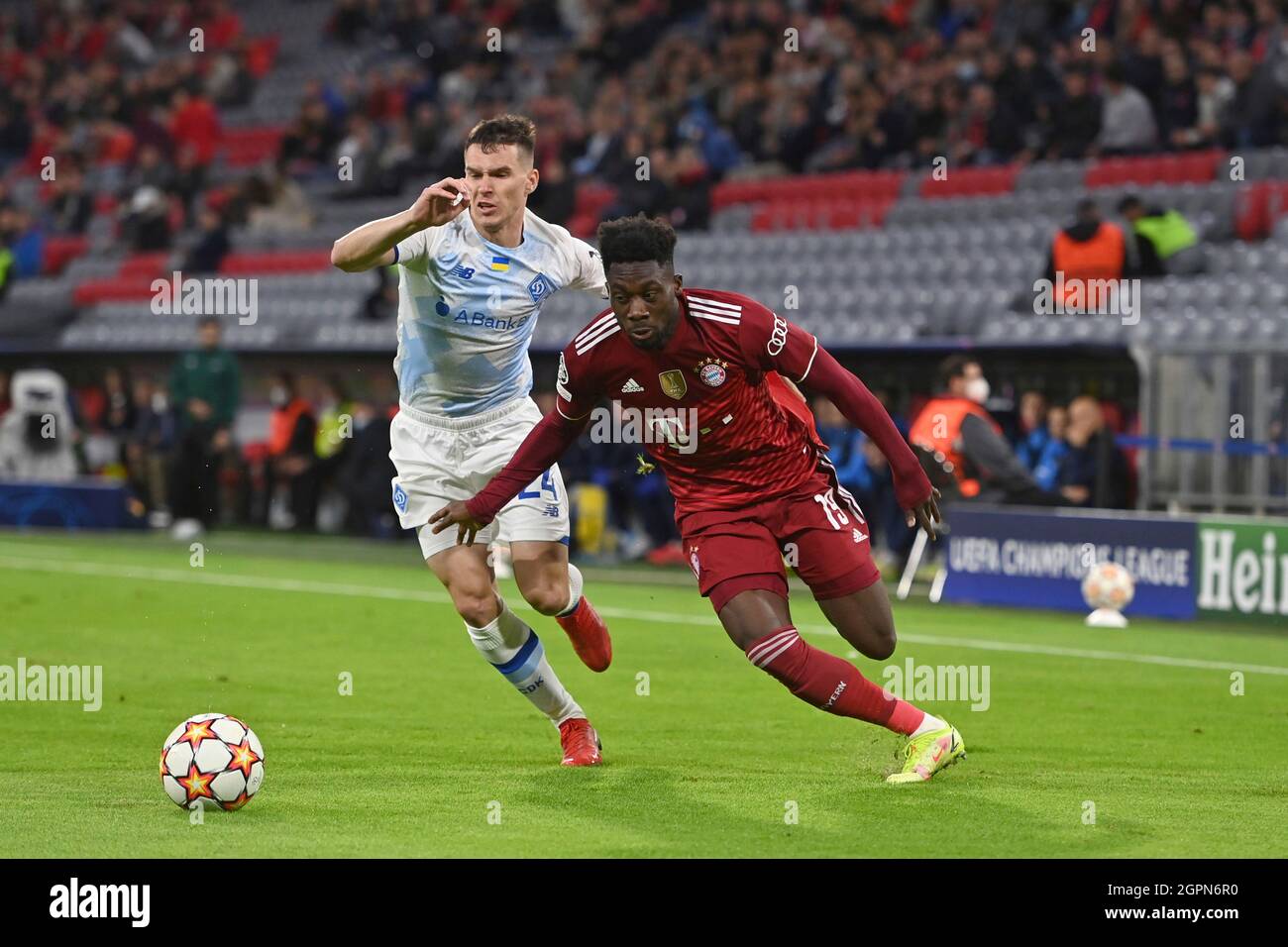 Alphonso DAVIES (FC Bayern Munich), action, duels versus Oleksandr TYMCHYK (Kiev). FC Bayern Munich-Dynamo Kiev 5-0 Soccer Champions League, Group E, 2nd matchday on 29.09.2021. ALLIANZ ARENA. Stock Photo