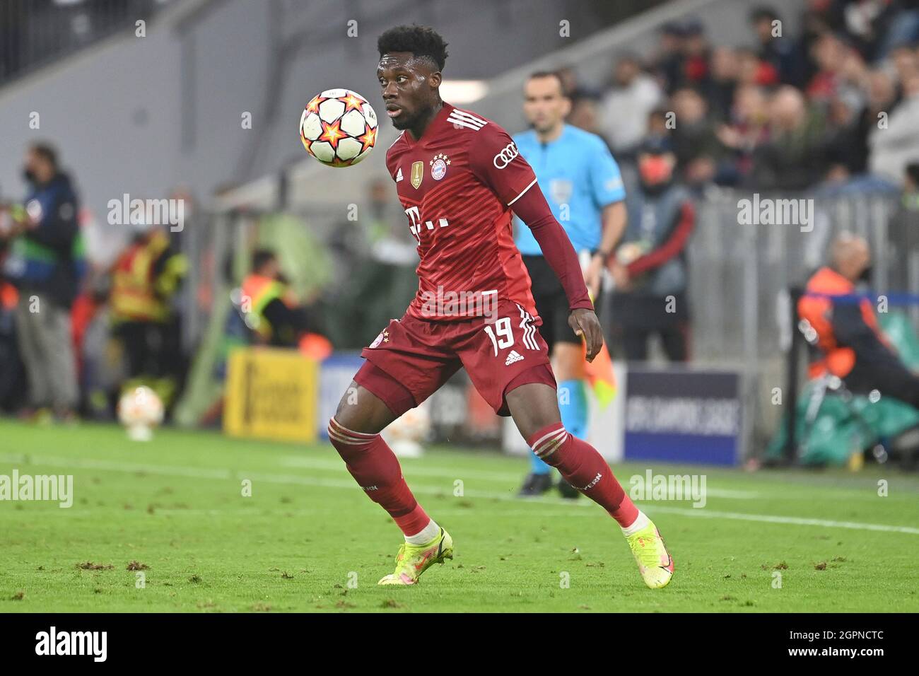 Alphonso DAVIES, FCB 19 in the match FC BAYERN MUENCHEN - FC DYNAMO KIEW  (Kyiv) 5-0