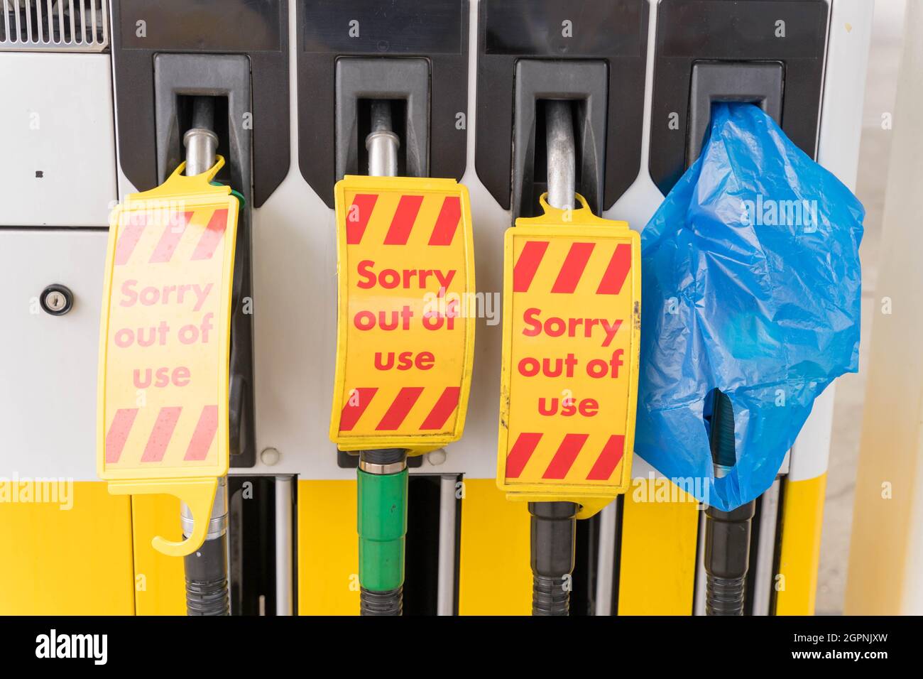 Shell station on A20 stay shut with empty forecourt as fuel supplies had run dry, pumps closed and locked, because of lack of HGV drivers London  UK Stock Photo