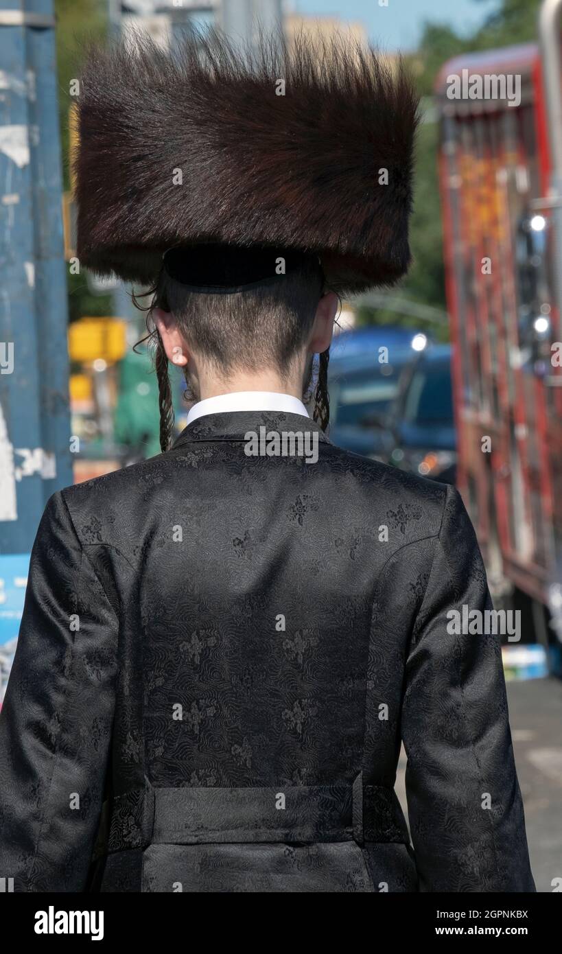An unidentified orthodox Jewish man with long peyus and wearing a shtreimel. On Lee Avenue in Williamsburg, Brooklyn. Stock Photo