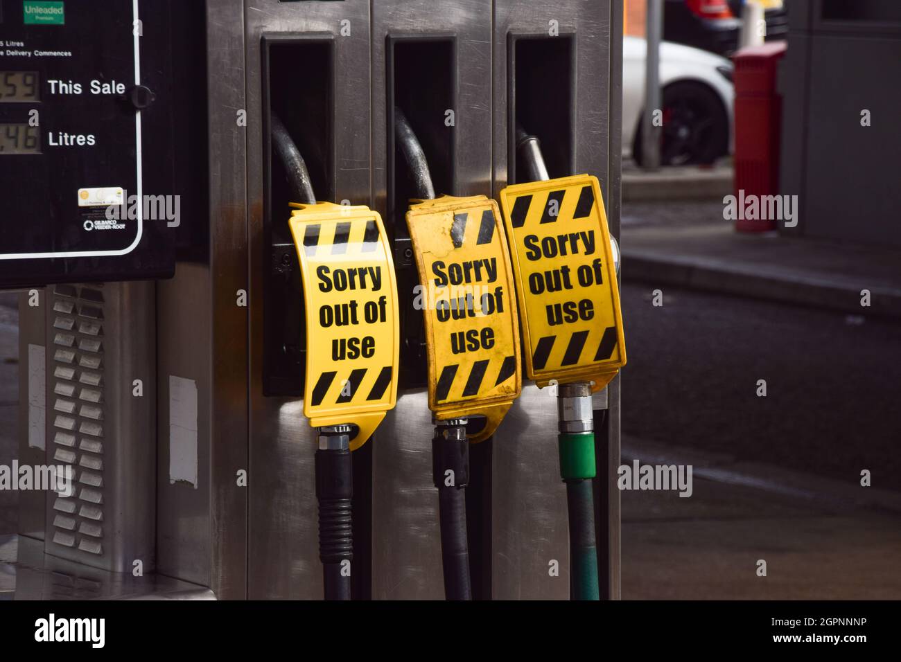 London, United Kingdom. 30th September 2021. 'Sorry Out Of Use' signs at a Texaco station in central London which ran out of petrol after reopening for just one day. Many stations have run out of petrol due to a shortage of truck drivers linked to Brexit, along with panic buying. Credit: Vuk Valcic / Alamy Live News Stock Photo