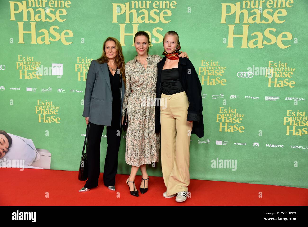 Cologne, Germany. 28th Sep, 2021. Actors Barbara Philipp, Bettina  Lamprecht, Emilia Nöth come to the film premiere of the bestseller  adaptation  Es ist nur eine Phase, Hase  in the Filmpalast