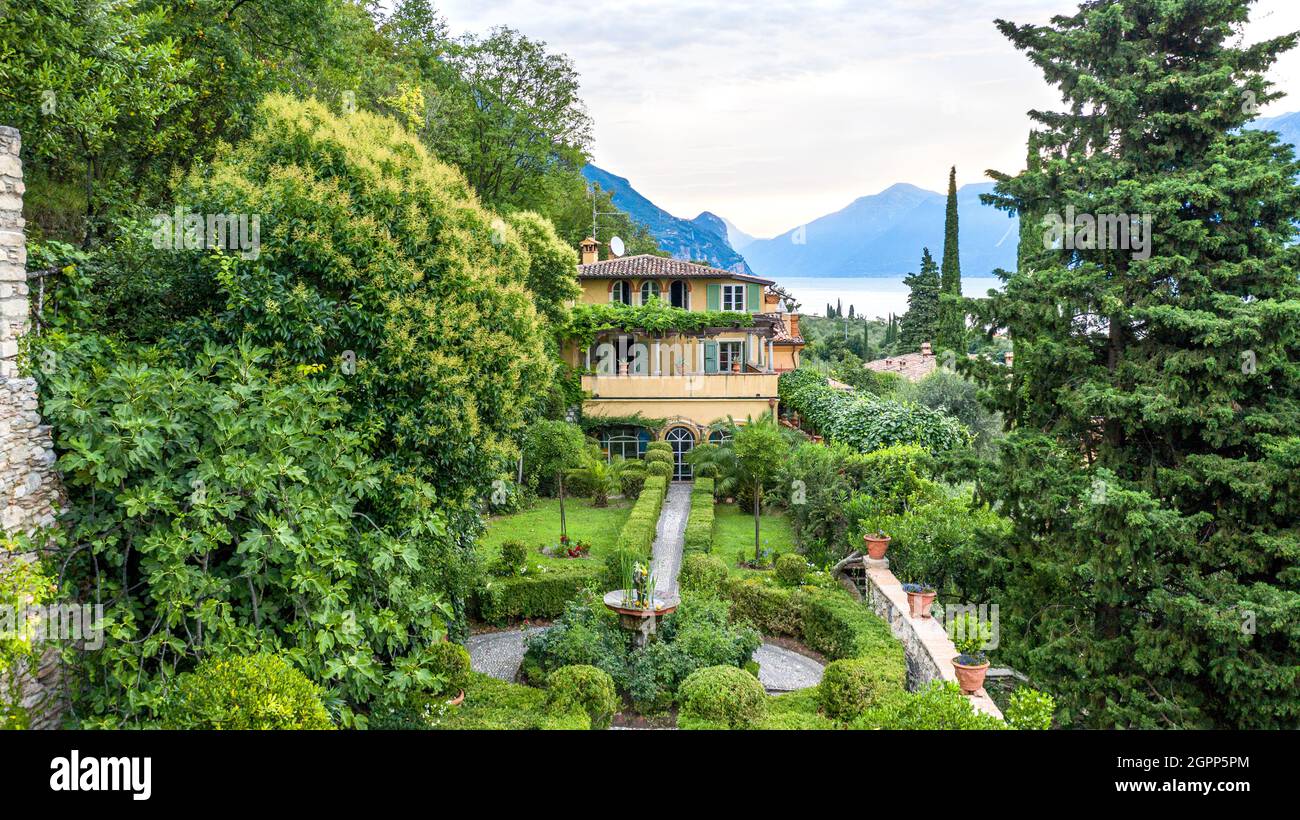 Italianate garden and villa on the shores of Lake Garda Stock Photo