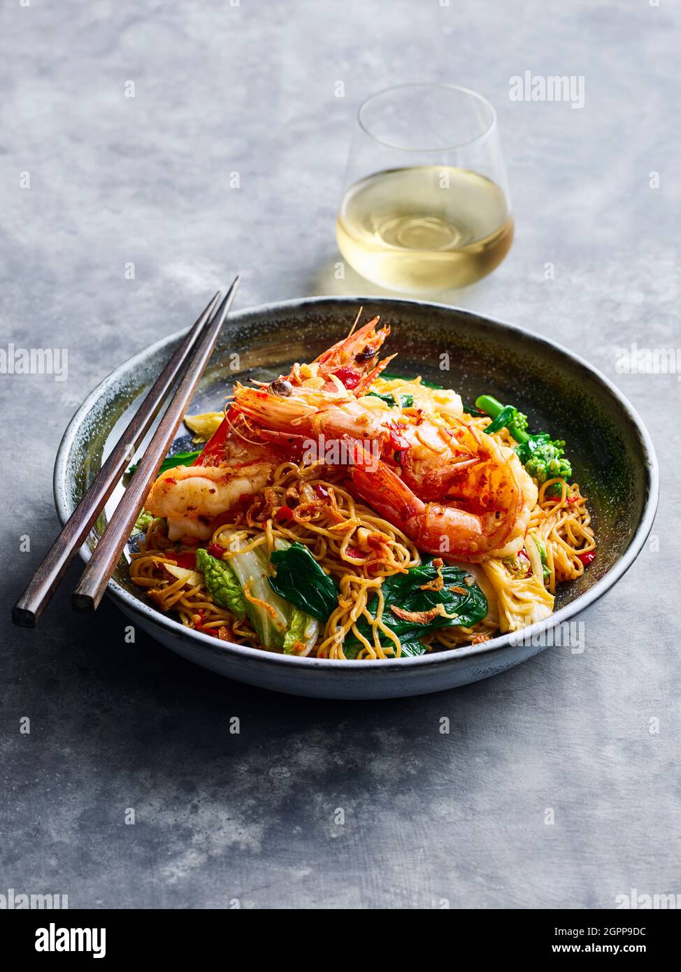 Thai noodles with shrimp Stock Photo - Alamy