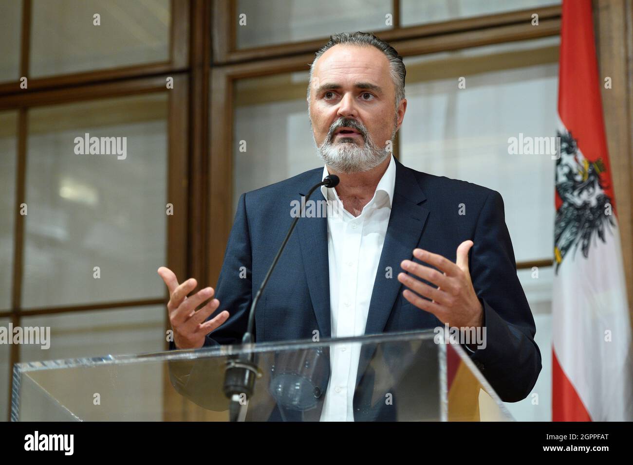 Vienna, Austria. 30th Sep, 2021. Press conference on the status of negotiations in the eastern region around the Climate ticket  with  Governor of Burgenland Hans-Peter Doskozil (SPÖ).  Credit: Franz Perc / Alamy Live News Stock Photo