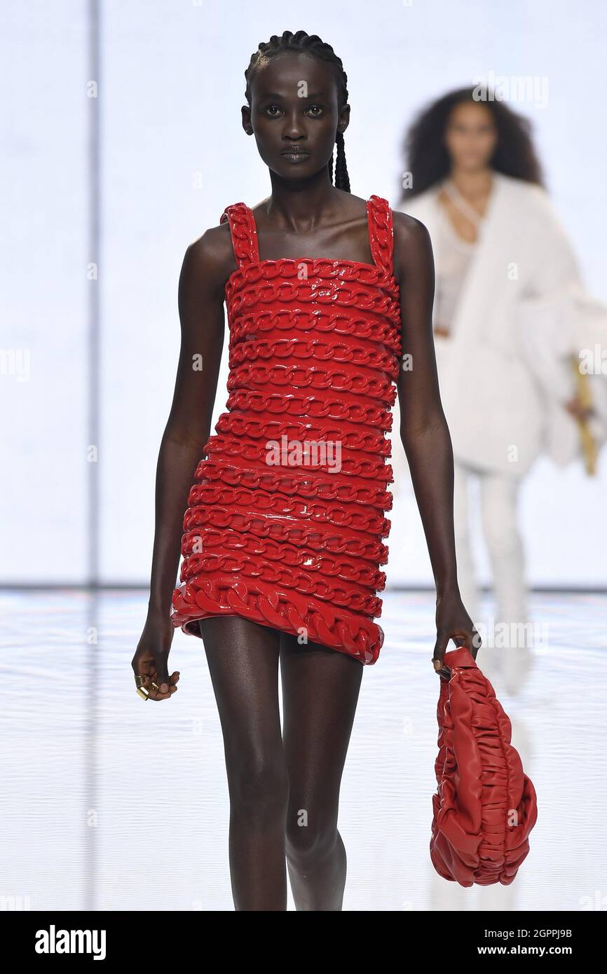 Gå tilbage tak skal du have Slange Model walks on the runway at the Balmain fashion show during Spring/Summer  2022 Collections Fashion Show at Paris Fashion Week in Paris, France on  Sept. 29, 2021. (Photo by Jonas Gustavsson/Sipa USA