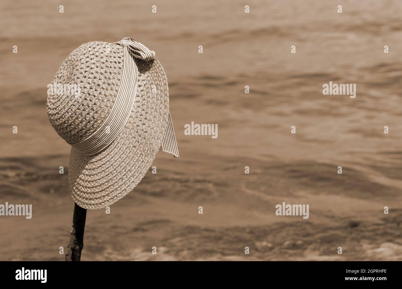 straw hat on the beach with Sepia old toned effect by the sea Stock ...