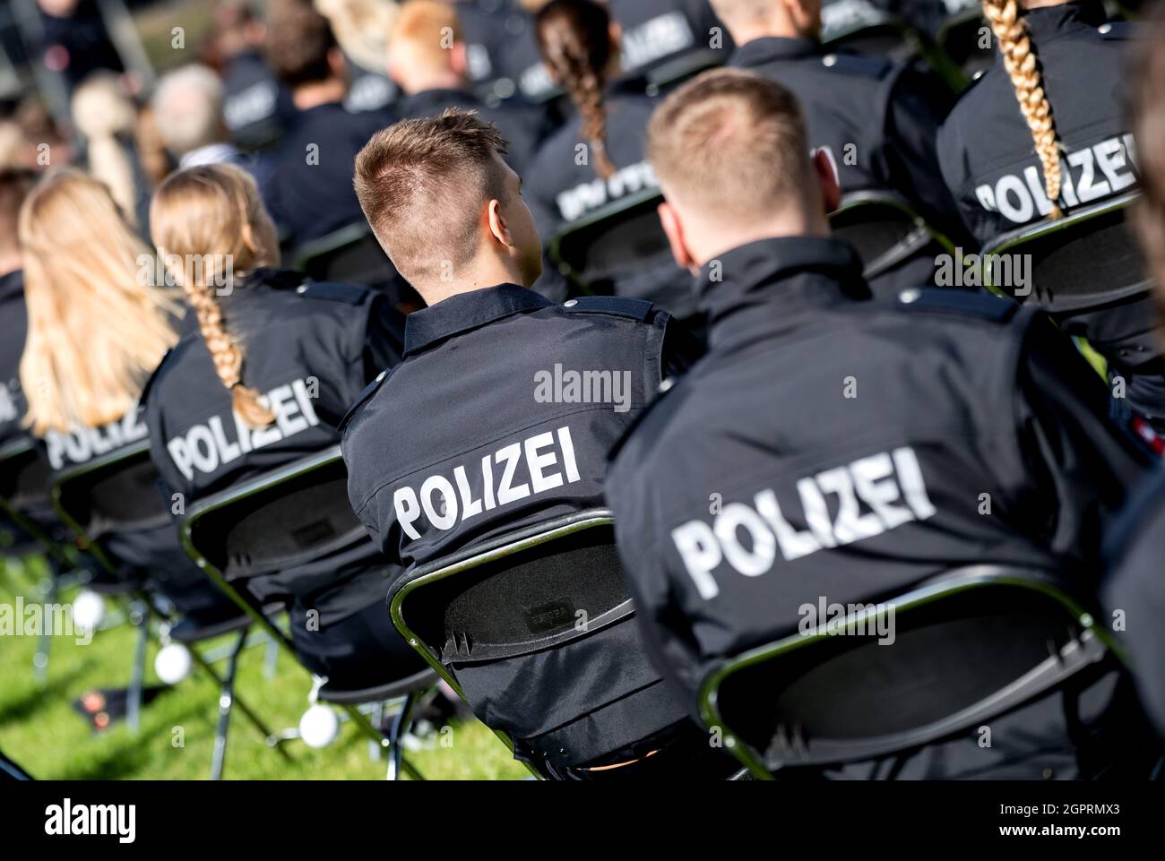 Oldenburg, Germany. 30th Sep, 2021. Police officers from the Bachelor's