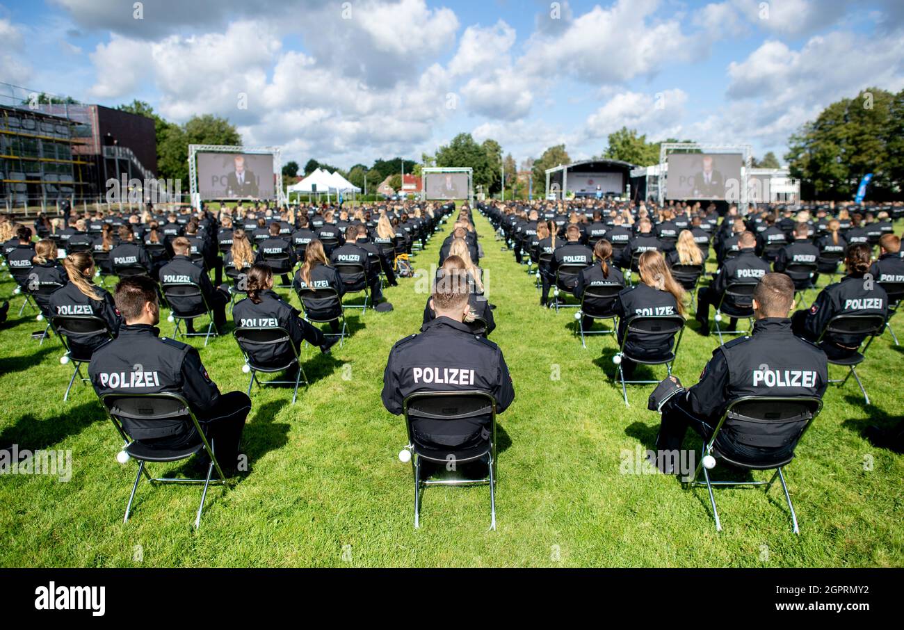 Oldenburg, Germany. 30th Sep, 2021. Police officers from the Bachelor's