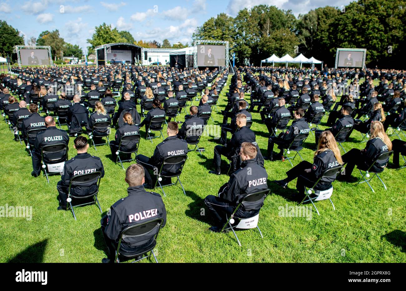 Oldenburg, Germany. 30th Sep, 2021. Police officers from the Bachelor's