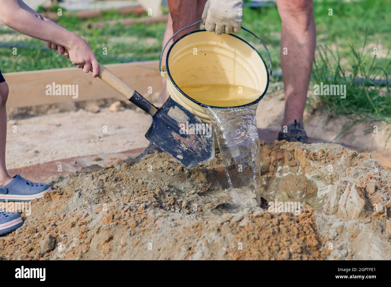 Mixing cement sand gravel hires stock photography and images Alamy
