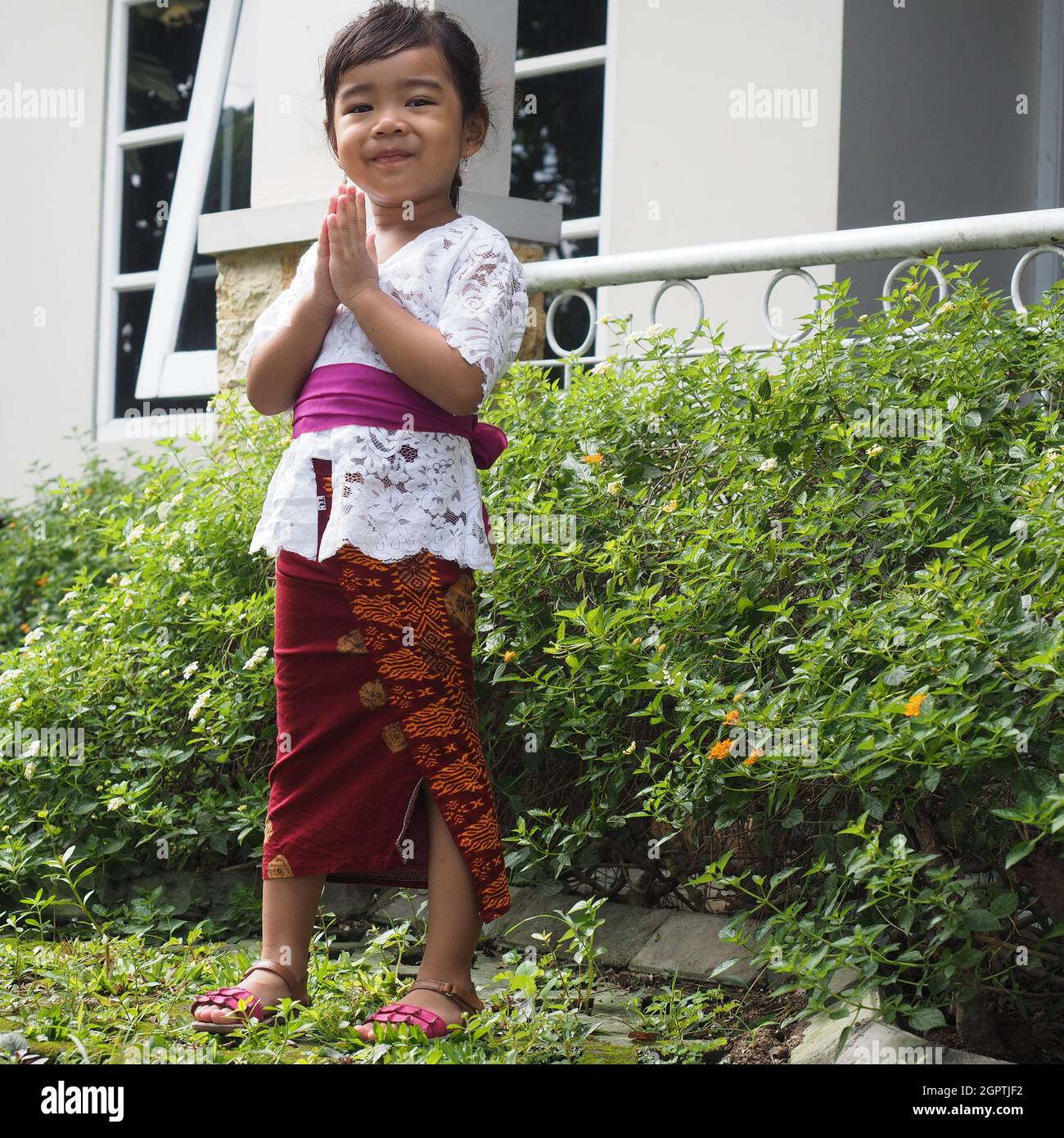A Smiling Asian Kid Girl Wearing Balinese Traditional Costumes Showing Hand Praying Pose Stock Photo - Alamy A Smiling Asian Kid Girl Wearing Balinese Traditional Costumes Showing Hand Praying Pose Stock Photo - Alamy