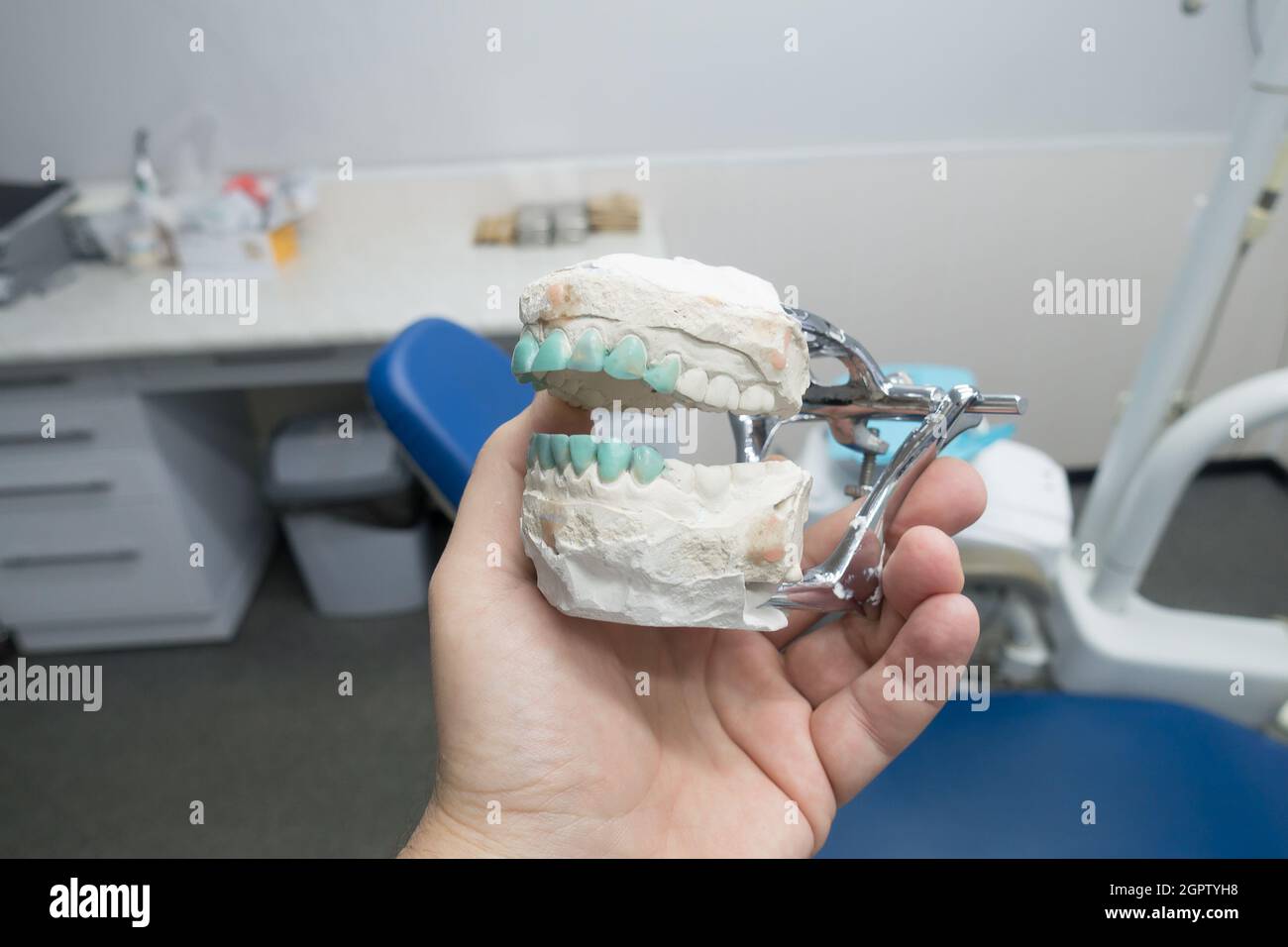 modeling of artificial teeth on a plaster model for visual display