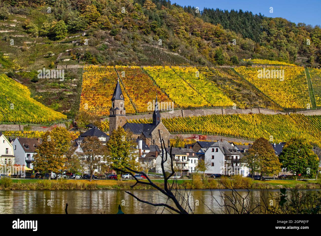 Ort Und Herbstliche Landschaft Spiegeln Sich In Mosel Stock Photo