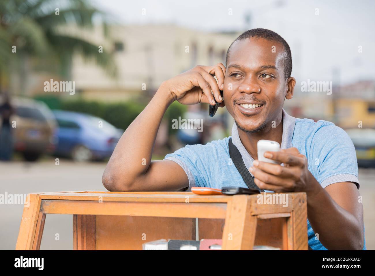 jeune homme africain souriant en communication Stock Photo - Alamy