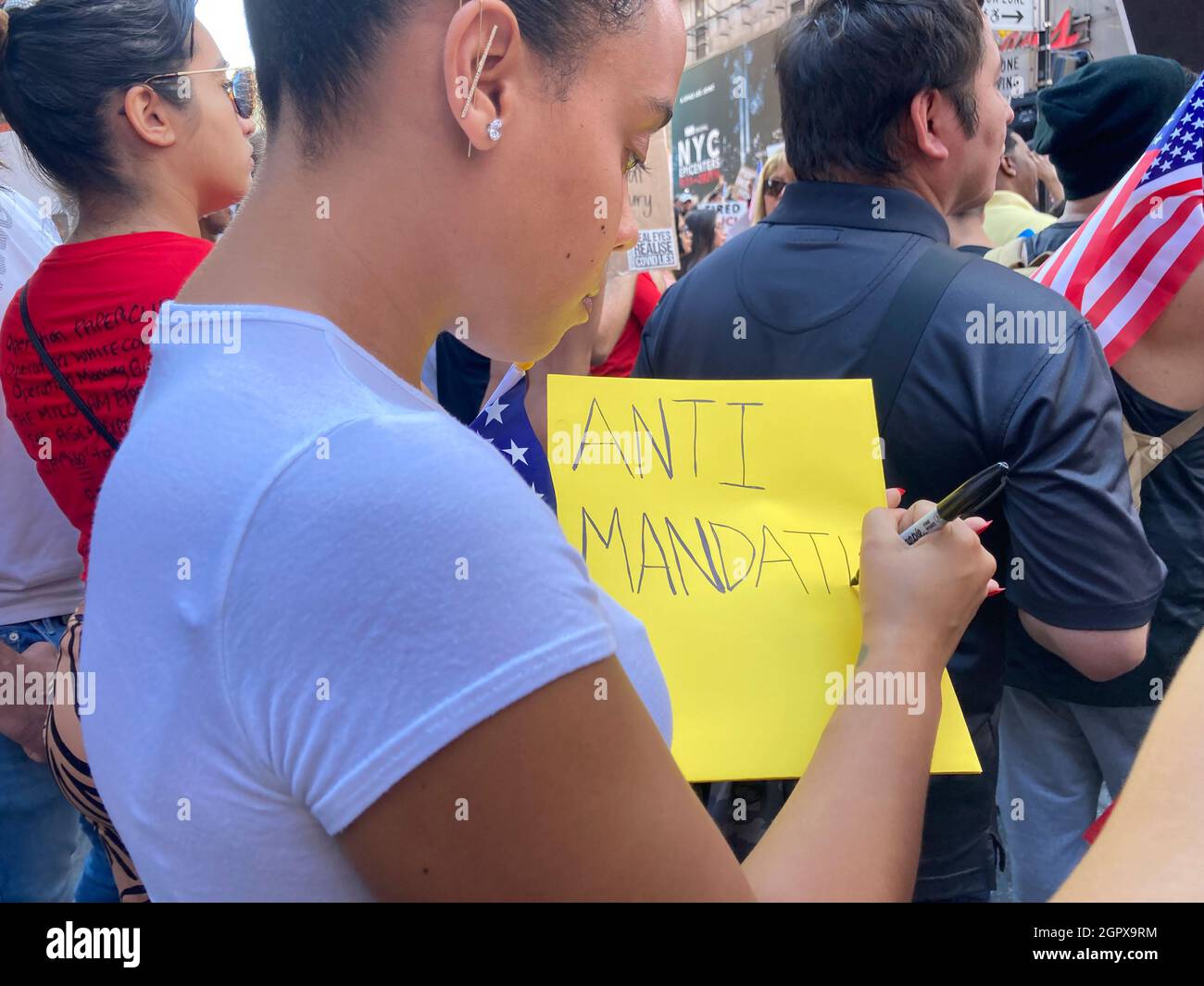 Protesters gather in Times Square in New York on Saturday, September 18, 2021 to rally against Covid-19 vaccinations. (© Frances M. Roberts) Stock Photo