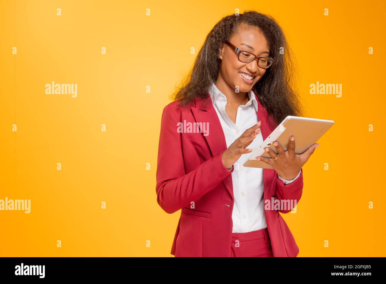 Jeune femme souriante  tenant une tablette Stock Photo
