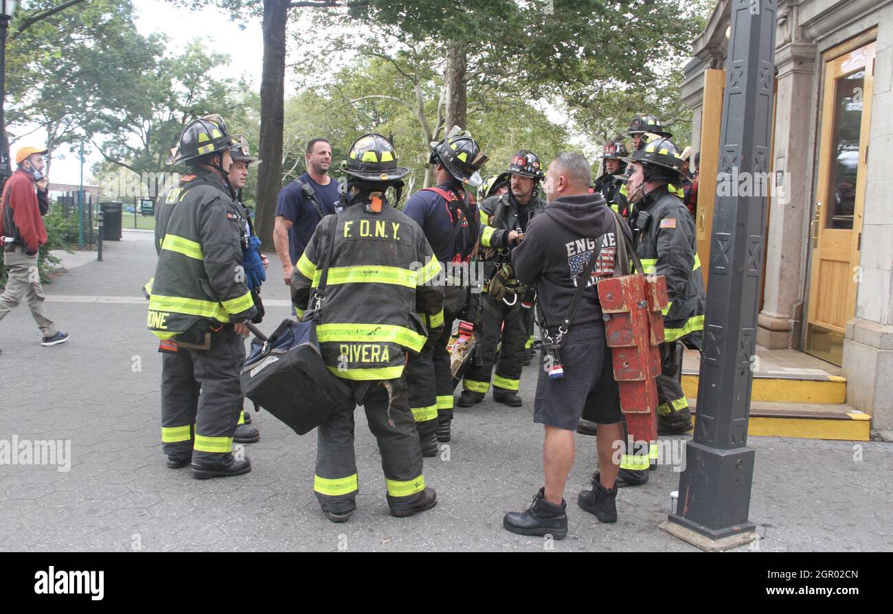 New York, USA. 30th Sep, 2021. (NEW) A woman fell under subway at Bowling Green station. A woman who fell under a train at Bowling Green station was rescued by firemen and New York, USA. 30th Sep, 2021. (NEW) A woman fell under subway at Bowling Green station. A woman who fell under a train at Bowling Green station was rescued by firemen and
