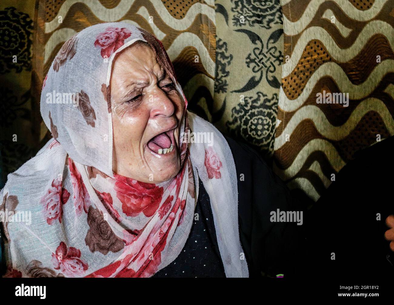 The mother is seen mourning during the funeral of Palestinian Muhammad Abu Ammar, who was shot dead by Israeli soldiers at the border fence between Israel and Gaza, according to the Ministry of Health. (Photo by Mahmoud Issa / SOPA Images/Sipa USA) Stock Photo