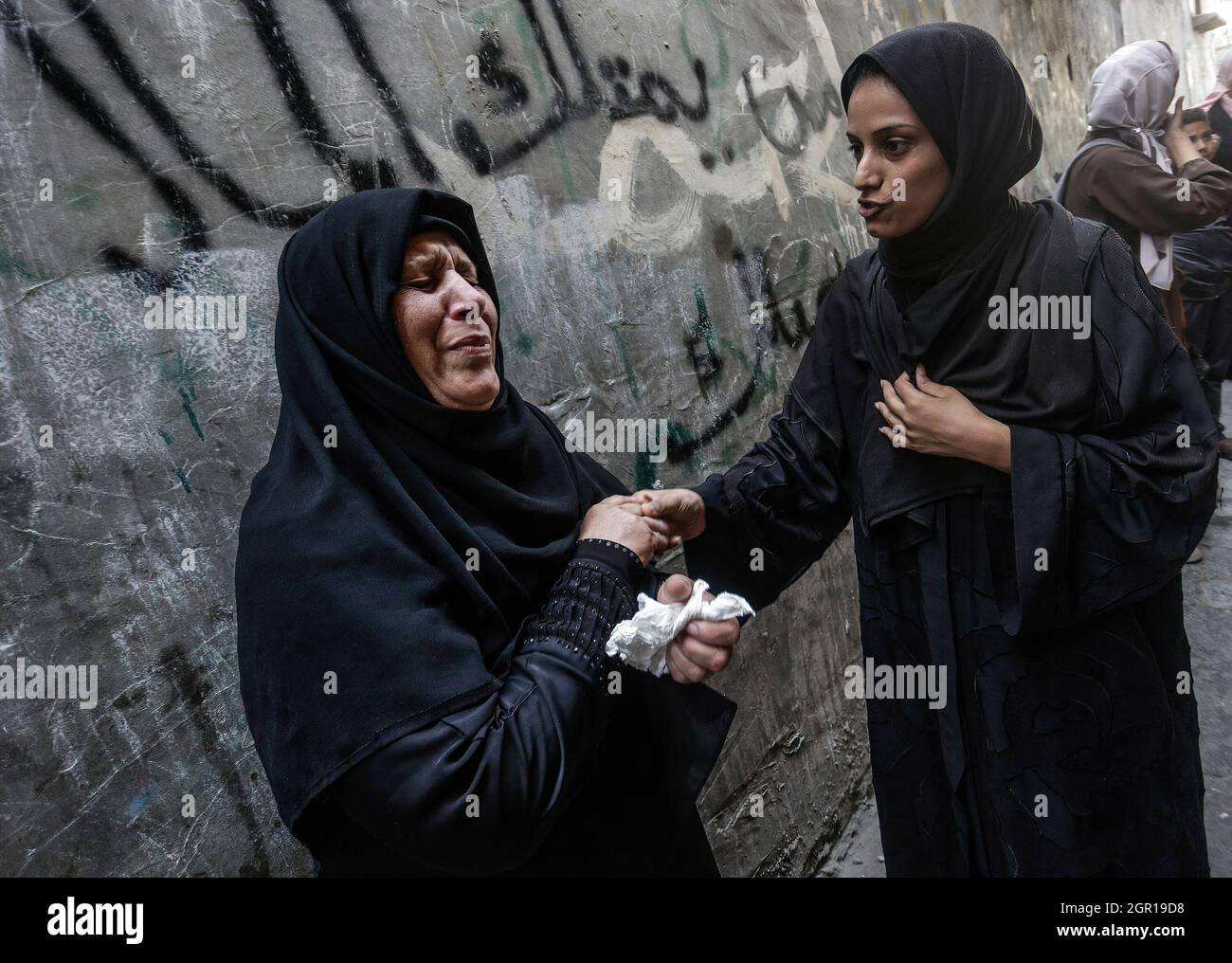A relative mourning during the funeral of Palestinian Muhammad Abu Ammar, who was shot dead by Israeli soldiers at the border fence between Israel and Gaza, according to the Ministry of Health. (Photo by Mahmoud Issa / SOPA Images/Sipa USA) Stock Photo