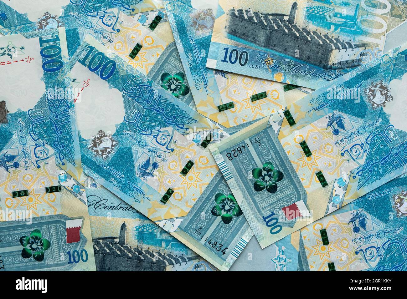 New 100 Qatari Riyal Banknotes Stock Photo - Alamy