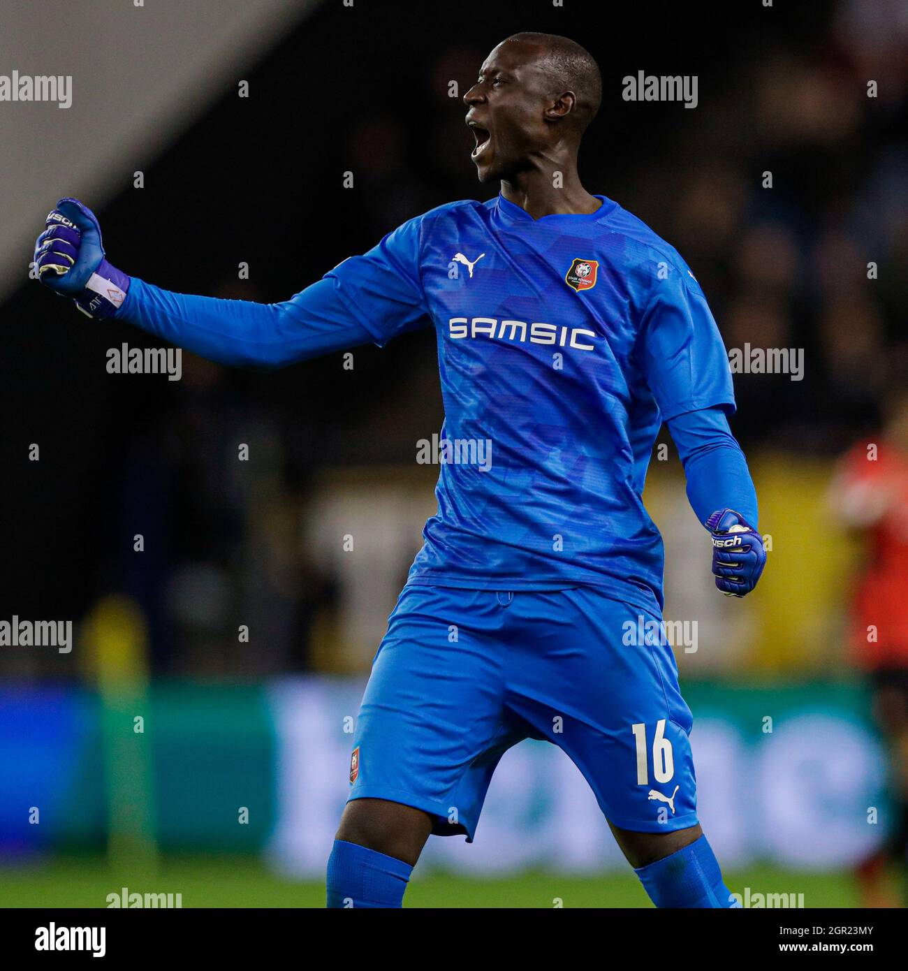 ARNHEM, NETHERLANDS - SEPTEMBER 30: goalkeeper Alfred Gomis of Stade Rennais celebrates after scoring his teams second goal during the UEFA Conference League match between Vitesse and Stade Rennais at Gelredome on September 30, 2021 in Arnhem, Netherlands (Photo by Peter Lous/Orange Pictures) Stock Photo