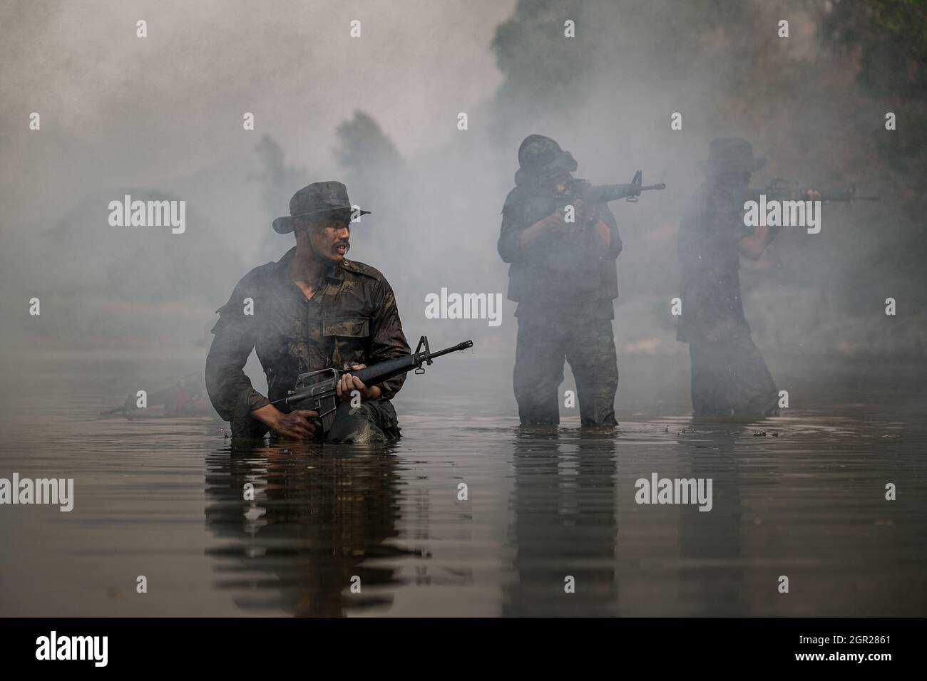 Soldiers silhouette afghanistan hi-res stock photography and images - Alamy