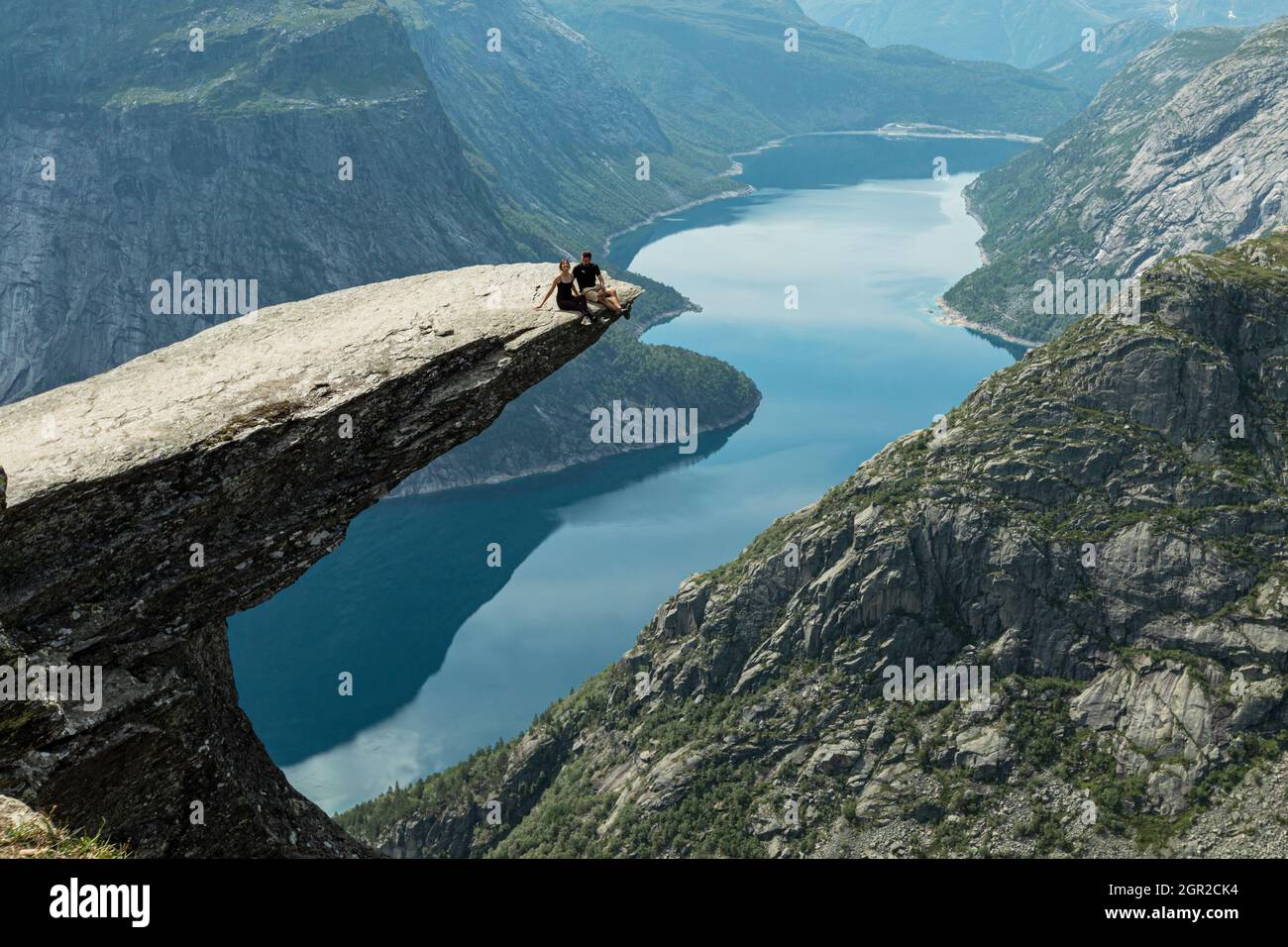 Couple sitting on cliff top hi-res stock photography and images - Alamy