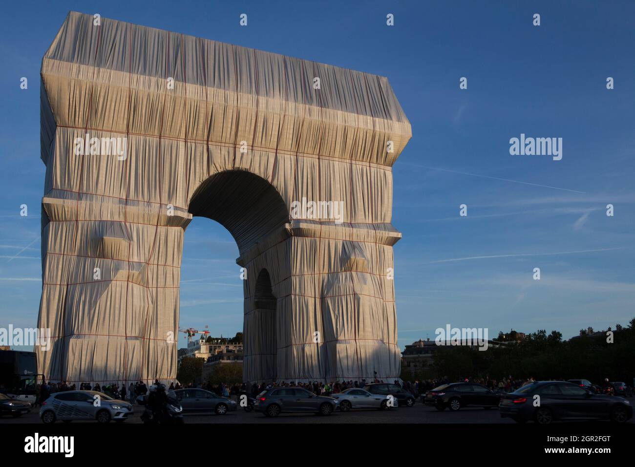 Paris, France, 30 September 2021: The Arc de Triomphe in Paris, wrapped in silver fabric as planned by artists Christo and Jeanne-Claude, and attracting a steady stream of tourists. This weekend the Place Charles de Gaulle surrounding the arch will be closed to traffic, allowing safer sight-seeing than for those who grabbed some shots from the middle of the boulevards radiating from the roundabout. The art installation will be dismantled from Monday 4th October to allow for Armistice Day celebrations to take place as normal. Anna Watson/Alamy Live News Stock Photo