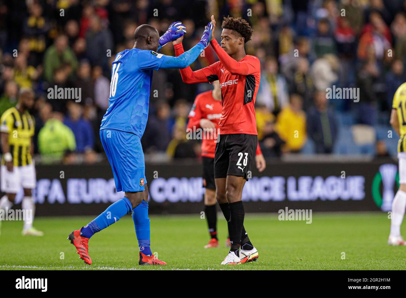 ARNHEM, NETHERLANDS - SEPTEMBER 30: goalkeeper Alfred Gomis of Stade Rennais, Warmed Omari of Stade Rennais during the UEFA Conference League match between Vitesse and Stade Rennais at Gelredome on September 30, 2021 in Arnhem, Netherlands (Photo by Peter Lous/Orange Pictures) Stock Photo