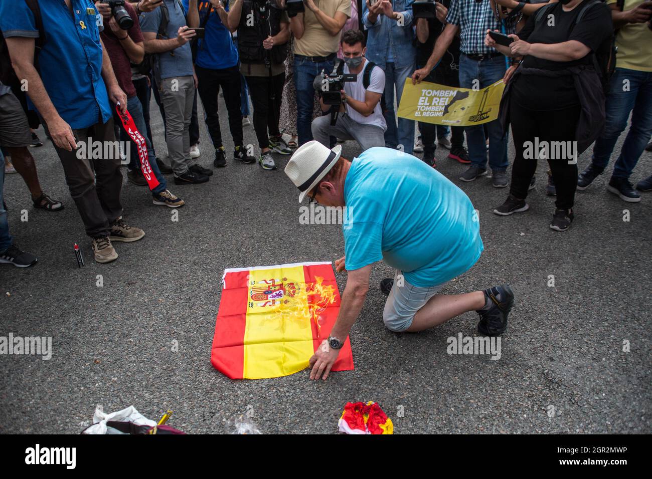 Barcelona, Spain. 30th Sep, 2021. A protester seen burning a Spanish flag during the demonstration.A group of Catalan independentists have demonstrated against the visit of the Spanish King, Felipe VI to Barcelona on this Wednesday, September 30 to participate in the inaugural fight of the Automobile Barcelona, in the Fira de Barcelona, a Barcelona's trade fair institution. Credit: SOPA Images Limited/Alamy Live News Stock Photo