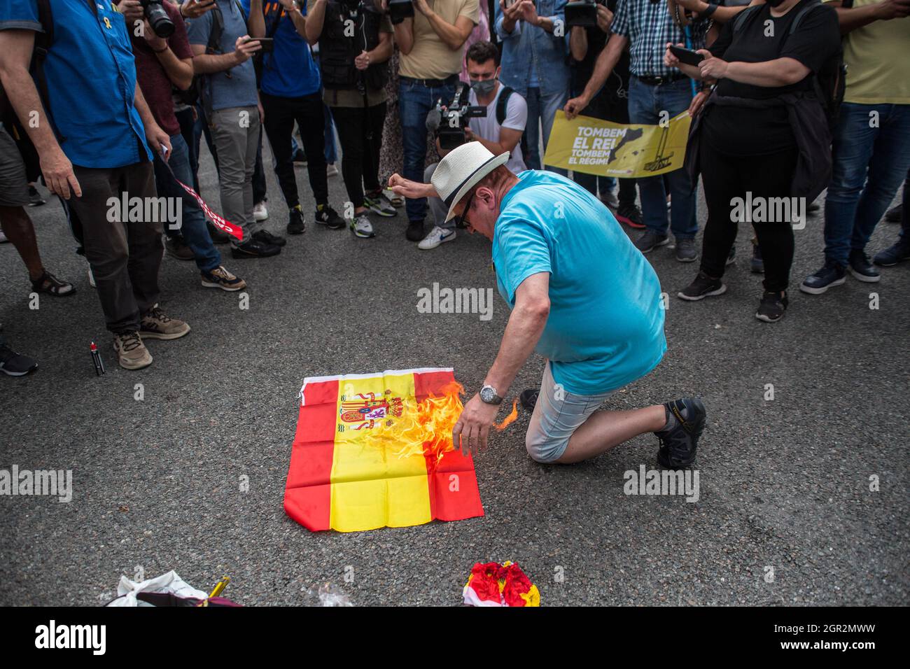 Barcelona, Spain. 30th Sep, 2021. A protester seen burning a Spanish flag during the demonstration.A group of Catalan independentists have demonstrated against the visit of the Spanish King, Felipe VI to Barcelona on this Wednesday, September 30 to participate in the inaugural fight of the Automobile Barcelona, in the Fira de Barcelona, a Barcelona's trade fair institution. Credit: SOPA Images Limited/Alamy Live News Stock Photo