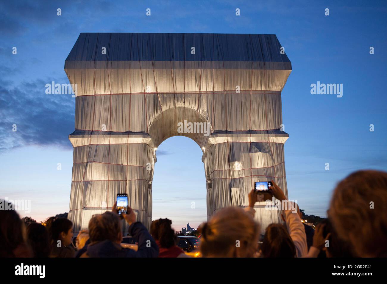 Paris, France, 30 September 2021: The Arc de Triomphe in Paris, wrapped in silver fabric as planned by artists Christo and Jeanne-Claude, and attracting a steady stream of tourists. This weekend the Place Charles de Gaulle surrounding the arch will be closed to traffic, allowing safer sight-seeing than for those who grabbed some shots from the middle of the boulevards radiating from the roundabout. The art installation will be dismantled from Monday 4th October to allow for Armistice Day celebrations to take place as normal. Anna Watson/Alamy Live News Stock Photo