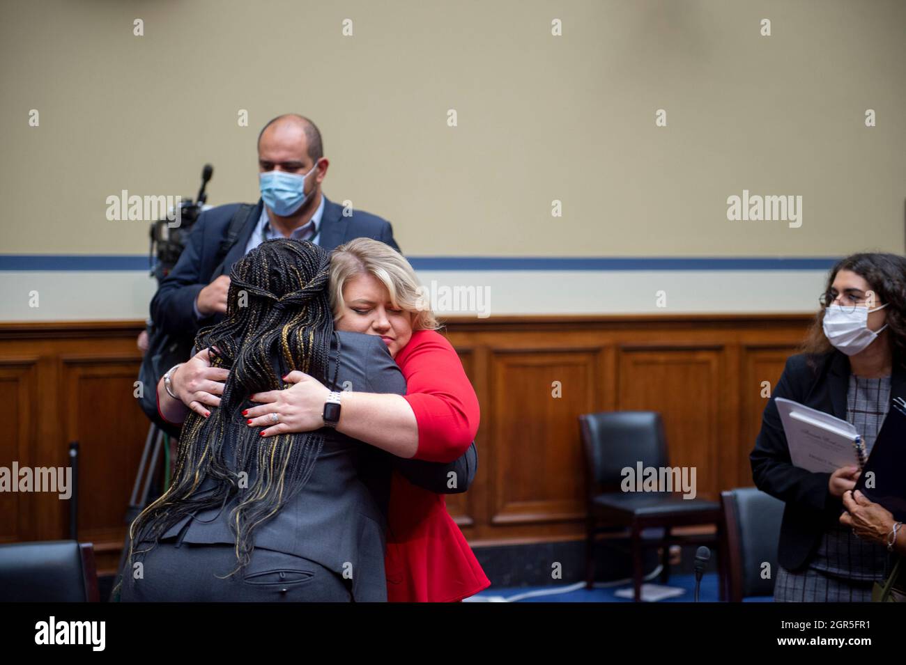 Washington, Vereinigte Staaten. 30th Sep, 2021. United States Representative Cori Bush (Democrat of Missouri), left, gets a hug from United States Representative Kat Cammack (Republican of Florida) following a House Committee on Oversight and Reform hearing âA State of Crisis: Examining the urgent need to protect and expand abortion rights and accessâ in the Rayburn House Office Building in Washington, DC, Wednesday, September 29, 2021. Credit: Rod Lamkey/CNP/dpa/Alamy Live News Stock Photo