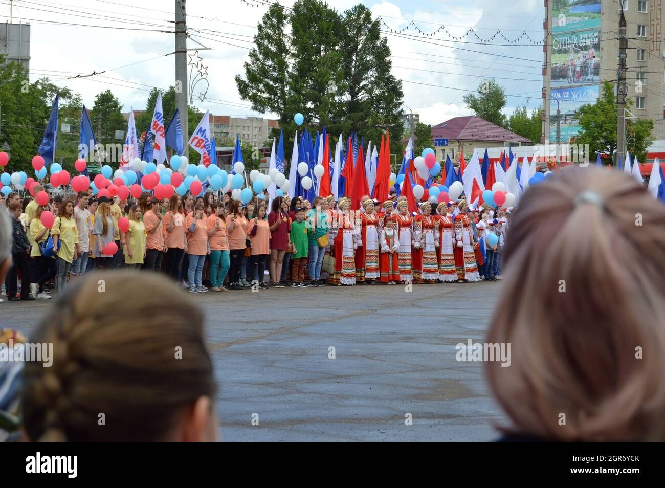 Kovrov Russia 12 June 17 Birthday Of The Town Kovrov Parade Participants And Ordinary People Watch A Festive Concert At Square Named After The 2 Stock Photo Alamy