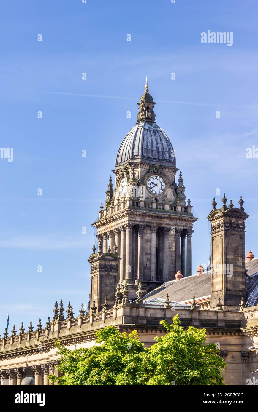 Leeds Town Hall Building With Clock Tower Stock Photo Alamy