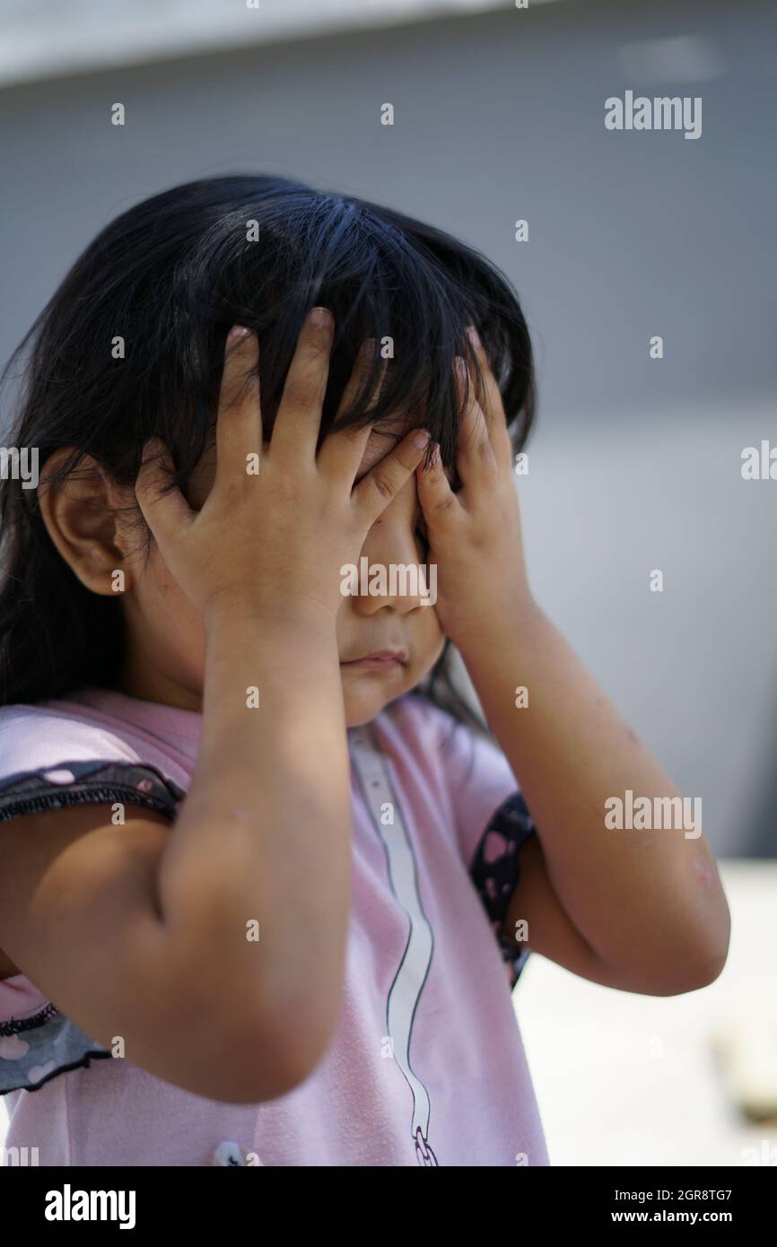 Child girl cover face 5 hi-res stock photography and images - Alamy