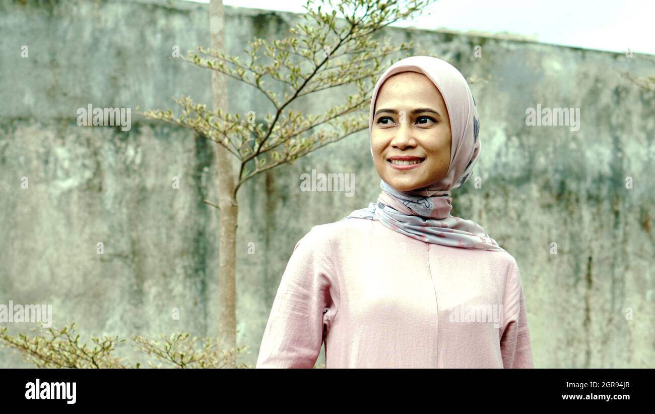 Asian woman wearing hijab hi-res stock photography and images - Alamy