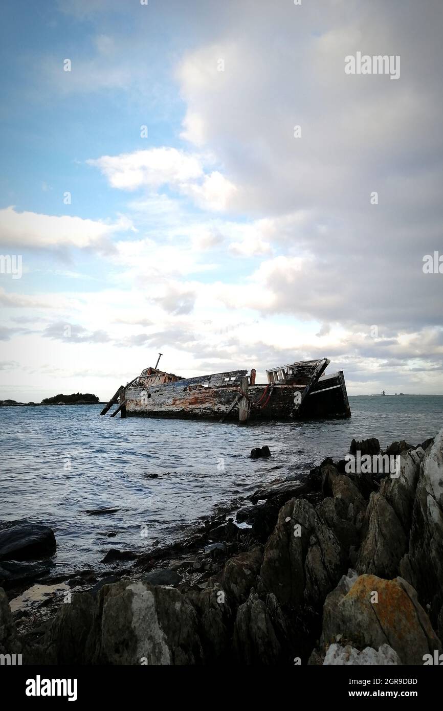 Shipwreck on rocks hi-res stock photography and images - Alamy
