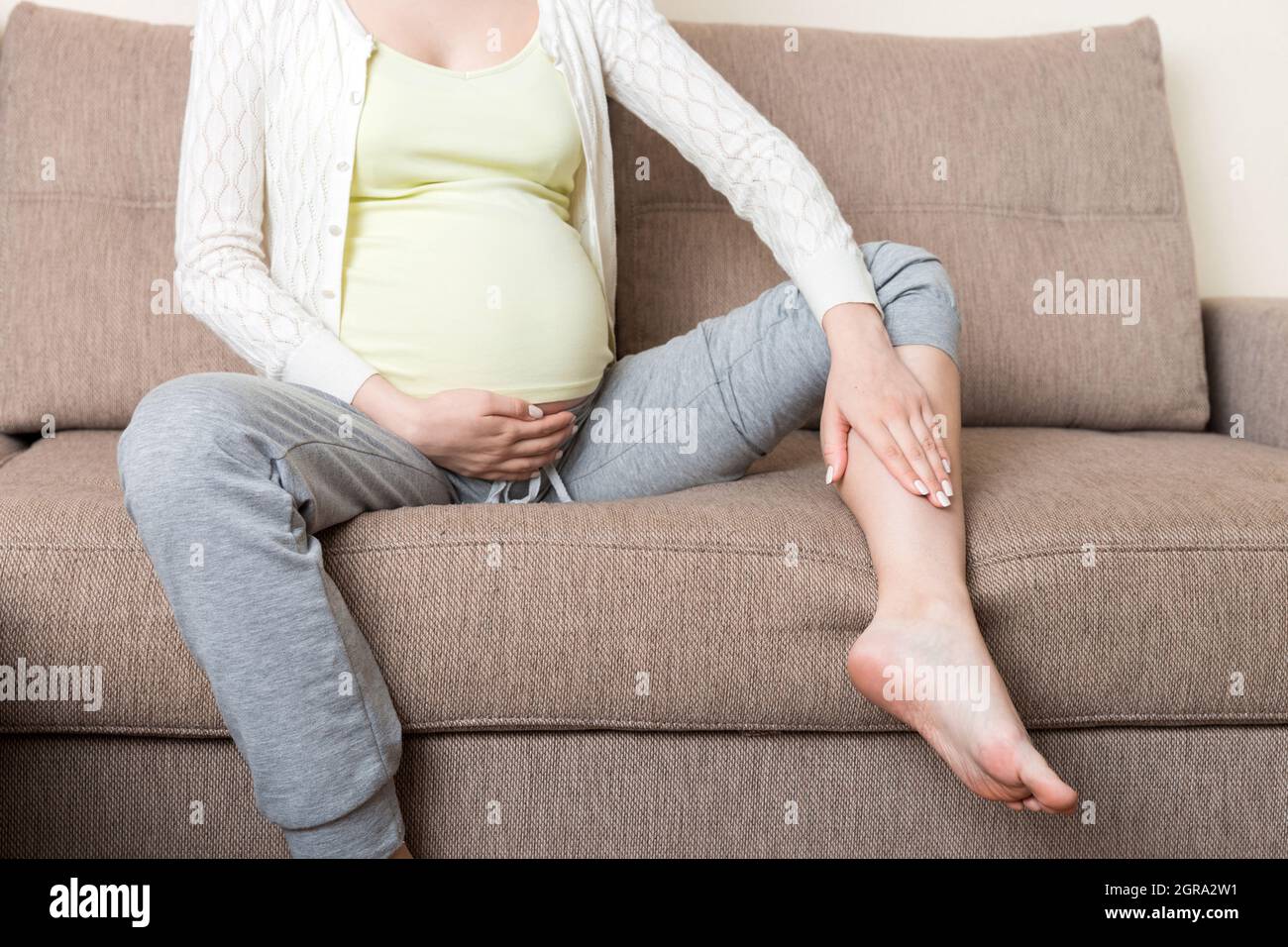 Можно ли ногу на ногу при беременности. Ноги беременной женщины. Стопы беременных девушек. Ступни беременных девушек.