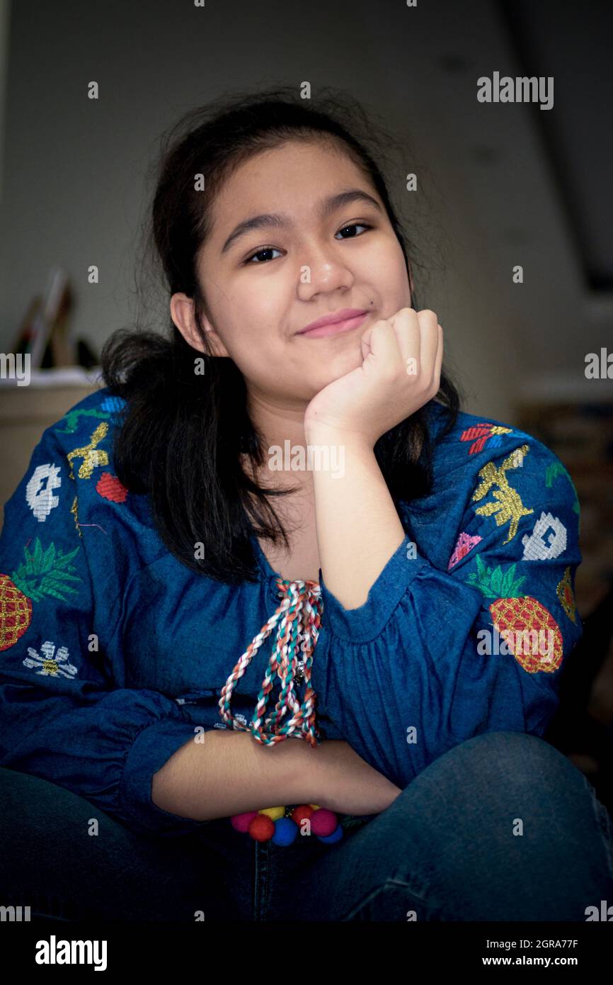 Girl wearing blue jeans black hi-res stock photography and images - Alamy