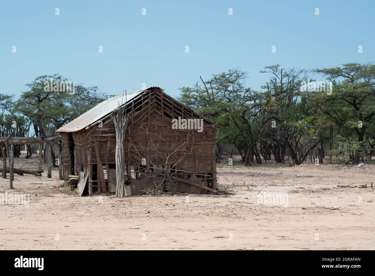 Mayapo, Colombia. 26th Sep, 2021. A small house that was built with clay bricks where a small Wayuu family lives during a Humanitarian Mission developed by 'De Corazon Guajira' in Mayapo at La Guajira - Colombia were they visited the Wayuu indigenous communities 'Pactalia, Poromana, Perrohuila' on September 26, 2021. The Guajira region in Colombia is the poorest region in Colombia, with its people commongly living without drinkable water, electricity and food. Credit: Long Visual Press/Alamy Live News Stock Photo