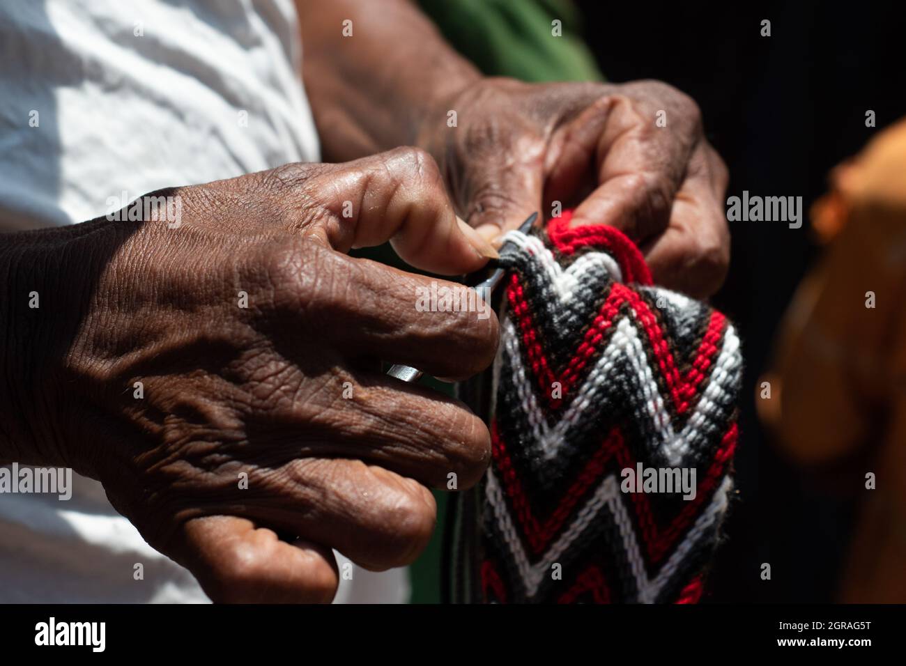 Mayapo, Colombia. 26th Sep, 2021. A Wayuu indigenous community member knits a traditional Wayuu backpack during a Humanitarian Mission developed by 'De Corazon Guajira' in Mayapo at La Guajira - Colombia were they visited the Wayuu indigenous communities 'Pactalia, Poromana, Perrohuila' on September 26, 2021. The Guajira region in Colombia is the poorest region in Colombia, with its people commongly living without drinkable water, electricity and food. Credit: Long Visual Press/Alamy Live News Stock Photo