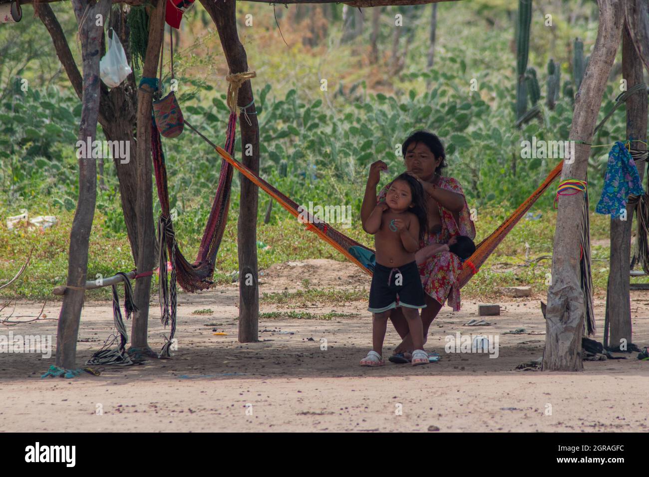 Mayapo, Colombia. 26th Sep, 2021. A mother hairdresses her daughter during a Humanitarian Mission developed by 'De Corazon Guajira' in Mayapo at La Guajira - Colombia were they visited the Wayuu indigenous communities 'Pactalia, Poromana, Perrohuila' on September 26, 2021. The Guajira region in Colombia is the poorest region in Colombia, with its people commongly living without drinkable water, electricity and food. Credit: Long Visual Press/Alamy Live News Stock Photo