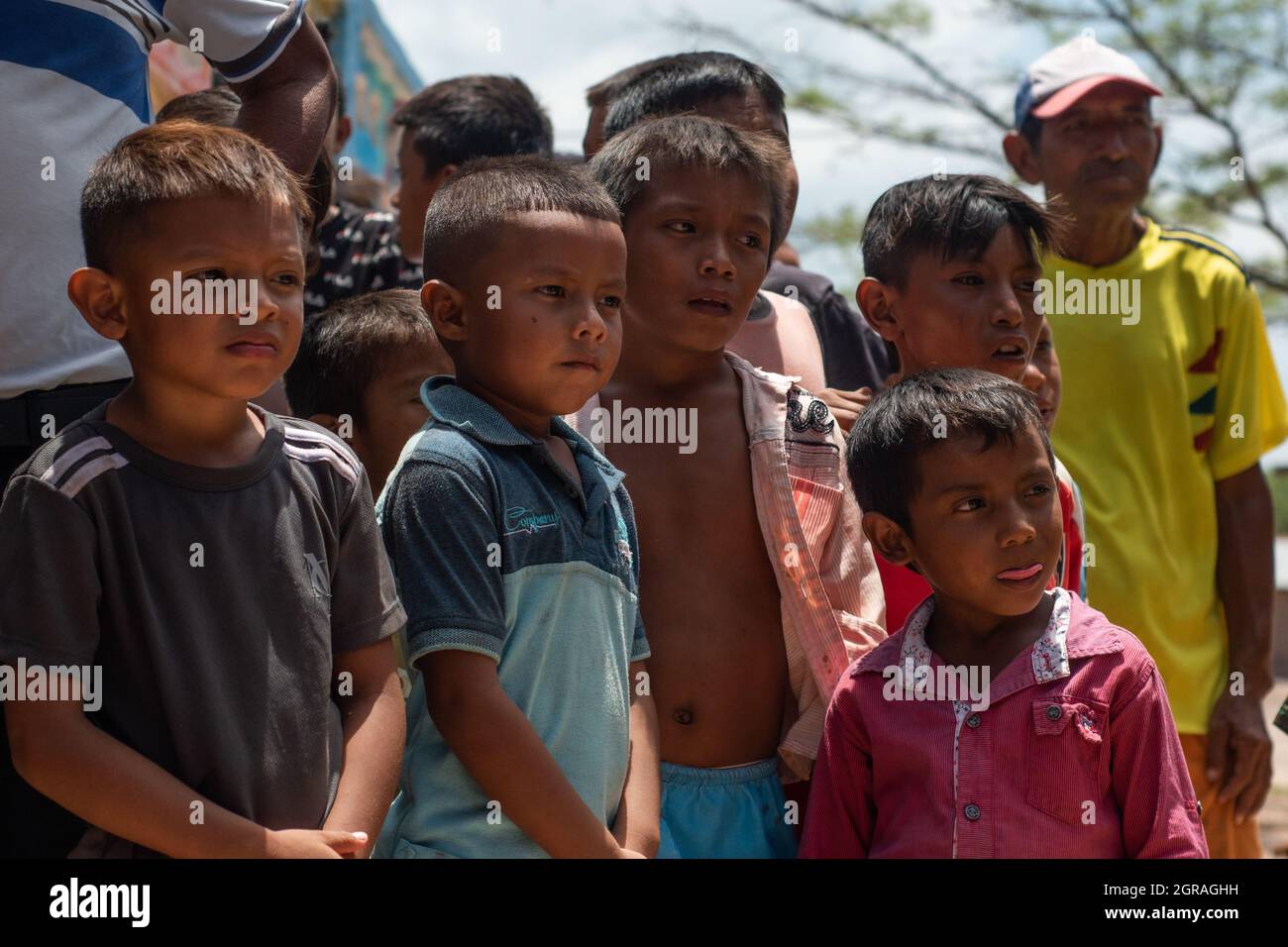 Mayapo, Colombia. 26th Sep, 2021. Wayuu indigenous kids wait patiently for drinkable water to be distributed during a Humanitarian Mission developed by 'De Corazon Guajira' in Mayapo at La Guajira - Colombia were they visited the Wayuu indigenous communities 'Pactalia, Poromana, Perrohuila' on September 26, 2021. The Guajira region in Colombia is the poorest region in Colombia, with its people commongly living without drinkable water, electricity and food. Credit: Long Visual Press/Alamy Live News Stock Photo