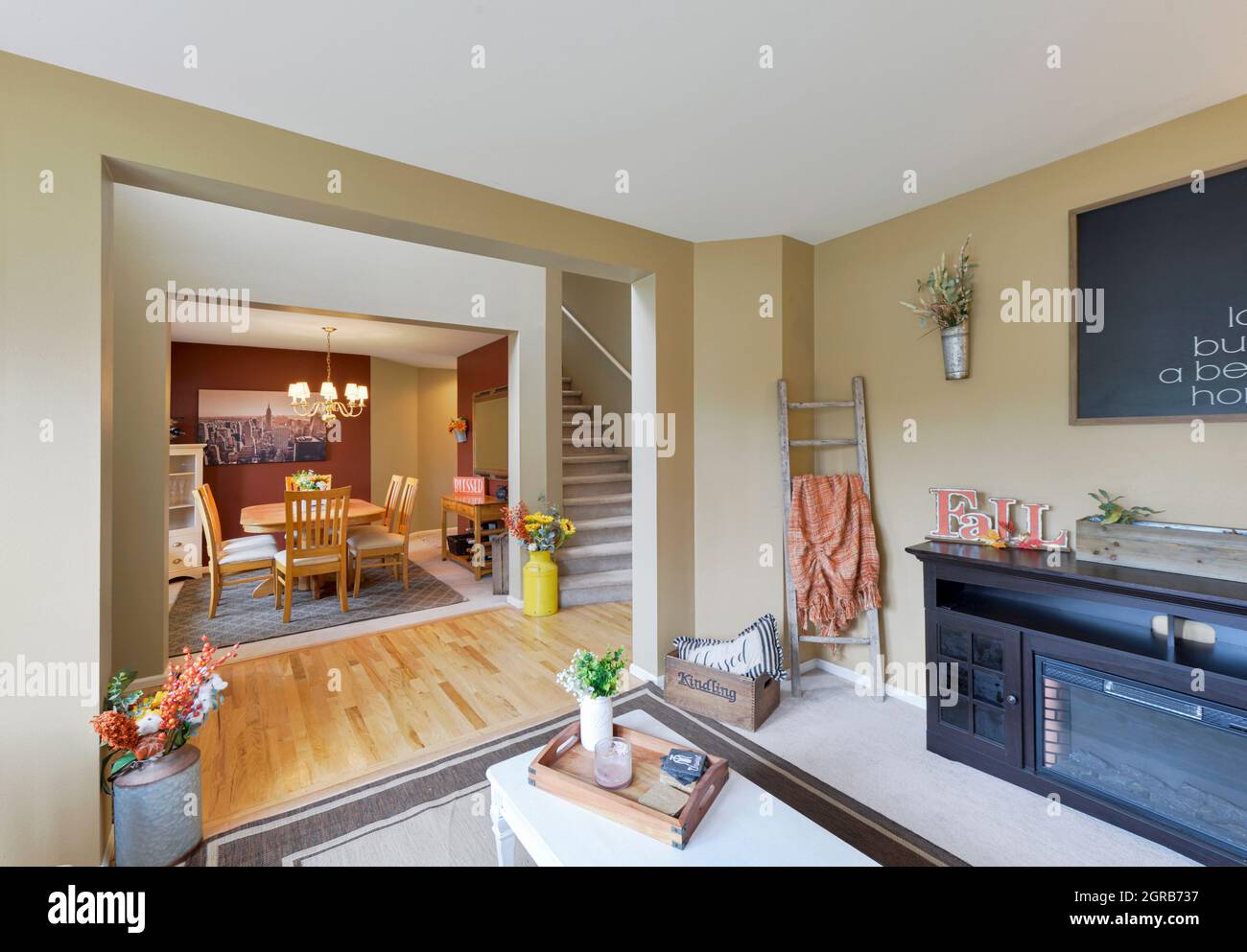 Modern residential living room and dining room interior Stock Photo - Alamy